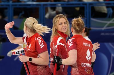 Madeleine Dupont og holdkammeraterne kan få fingre i 10.000 dollar hver.