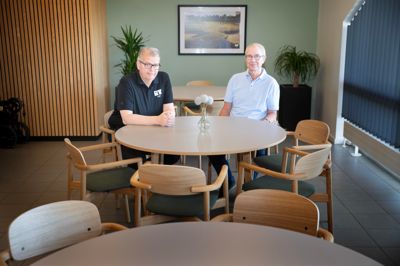 Ry Golf har indgået en aftale med Skovby Møbler, der leverer nye møbler til klubben. Til glæde for golfklubben på Kildebjerg i Ry og for møbelfabrikken i Skovby, fortæller bestyrelsesformand i Ry Golf, Torben Sørensen (tv), og direktør i Skovby Møbler, Jørgen Rasmussen.