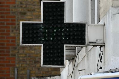 Et apotekerskilt viser 37 grader celsius i London onsdag, hvor ambulancerne havde travlt som aldrig før.
