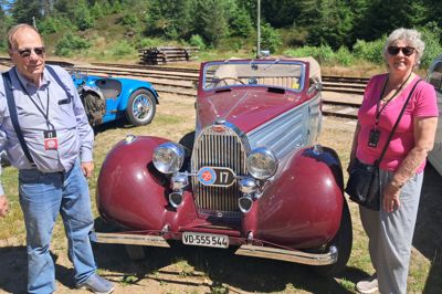 John og Eja vand Deventer-Woessink fra New Zealand hyggede sig til træffet, hvor de var kørende i deres Bugatti. Den bruger de, når de seks måneder om året opholder sig i Europa.