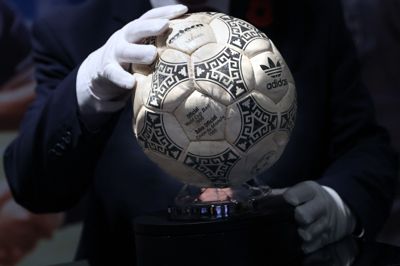 Kampbolden fra kampen mellem Argentina og England i 1986 er tidligere blevet solgt for omkring små 16 millioner kroner.