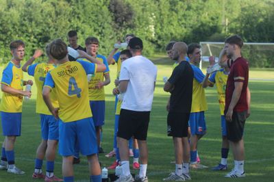 Frederik Poulsen (i sort) i gang med vejledning under en drikkepause i U19-finalen.