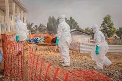 En person smittet med ebola bliver båret ind på et behandlingscenter i det østlige DR Congo.