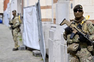 Belgiske soldater står vagt foran en synagoge i Líege, der i marts blev ramt af en eksplosion. Torsdag blev syv personer anholdt i sagen.