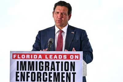 - Alligator Alcatraz har opfyldt det formål, som det var bygget til at opfylde, siger Floridas guvernør, Ron DeSantis, torsdag på et pressemøde.