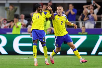 Anthony Elanga sikrede Sverige det ene point mod Japan. Sverige går dermed videre til finalerunderne ved VM i fodbold.