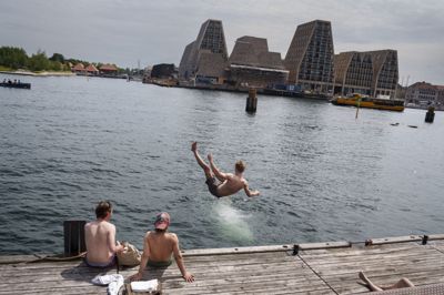Det er en god idé at søge ud til kysten, hvis man vil køles ned i weekenden, siger vagthavende meteorolog ved DMI Klaus Larsen.