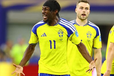 Anthony Elanga opfordrede ved 1-1 sine svenske holdkammerater til at fortsætte med at angribe, selv om uafgjort mod Japan var nok til at gå videre fra VM-gruppen.