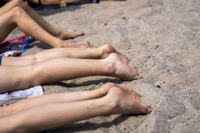 Weekenden tegner til at blive brandvarm, og landets kystlivreddere forventer, at stranden bliver propfulde. De melder klar til at håndtere både børn, der bliver væk fra deres forældre, og gæster, der får det for varmt eller dehydrerer.