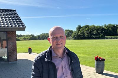 Carsten Ulrich har det fint med at bo helt ud til cup-campingpladsen, der blot ligger syv-otte meter fra huset. Han udlejer græsarealet i baggrunden ud til cuppen.