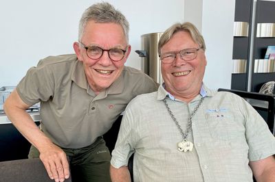 Jens Kristensen og Steen Don har besøgt, skrevet om og fotograferet tusindvis af mennesker på Skive-egnen gennem årene. Nu går de på pension. En tidligere kollega kom - i anledning af de mange års tro tjeneste - forbi med en »elefantorden« til Steen Don.