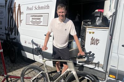Rasmus Bøgh Wallin er med sine knap to meter den højeste rytter på Team Cranks. Derfor er hans Argon 18-racercykel også markant større end holdkammeraternes.
