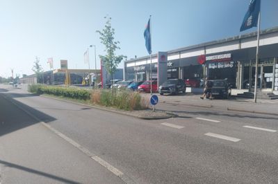 Det er midterrabatterne på Viborgvej i Skive, Just Eiskjær er kritisk overfor i dette læserbrev.