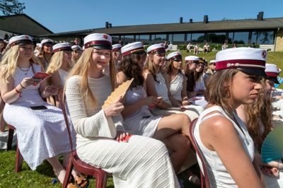 Som altid når det er godt vejr, fandt dimissionen på Skive Gymnasium sted udendørs i smukke, grønne omgivelser, og 2026-årgangen kunne glæde sig over særdeles fint sommervejr.