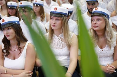 Både blå og røde huer lyste op i salen, da Ikast-Brande Gymnasium hyldede årets nybagte studenter.