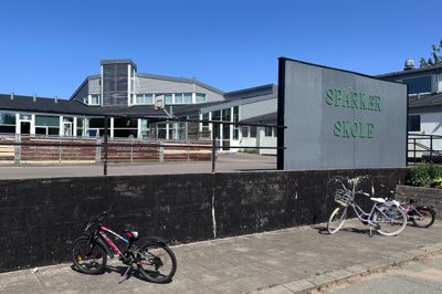 Med sidste skoledag fredag den 26. juni lukkede og slukkede Sparkær Skole. I stedet opstår på samme adresse Fjends Friskole, der foreløbig har 37 børn indskrevet til skolestart i august 2026.