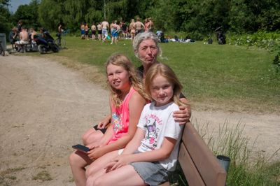 10-årige Josefine Hammer Pedersen skar sig onsdag aften på et glasskår på bunden af populær badesø, og det får nu hendes mor, Majbritt Sommer Pedersen til at komme med en advarsel om at passe på i søen. Med på billedet er også i hvid T-shirt veninden Lærke Nørregaard Christensen.