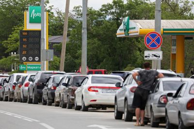 Biler holder i kø ved en benzinstation 1. juni, efter at myndighederne på den russiskannekterede halvø Krim har begrænset brændstofsalget.