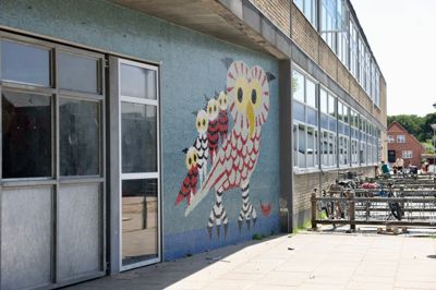 Herning Kommune er i gang med at undersøge, om og hvordan ugle-værket på Herningsholmskolen kan bevares, og hvad det kræver, samt hvad det koster. Nu melder Claus og Christian Hembo sig på banen og vil købe værket, hvis det skal rives ned.