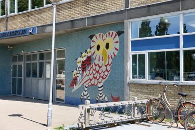 Kunstværket med mosaik-uglen på Herningsholmskolen måler omkring 3,5 gange 4 meter.
