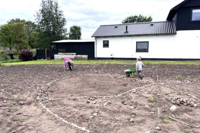 På en tom grund i landsbyen Fjelstervang genopliver man byens farverige fortid, hvor det lokale tekstilfarveri havde virksomhed i mange år. Nu vil man med kunst genskabe de farverige forbindelser, og en af kunstnernes installationer er på denne tomme grund i centrum af landbyen.