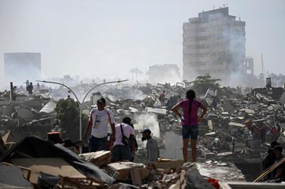 Frivillige leder efter jordskælvsofre i sammenstyrtede bygninger i delstaten La Guaira i Venezuela.