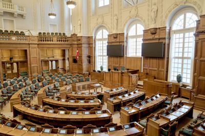 Over sommeren er der tomt i Folketingssalen, når Folketinget holder sommerpause. Allerede 12. august i år begynder lovarbejdet igen, skriver Folketinget.