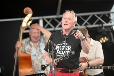 Steffen Juul Hansen er formand for Riverboat Jazz Festival. Han er glad for afviklingen af 2026-udgaven, hvor de frivillige sørgede for, at gæsterne kunne være sikre i varmen.