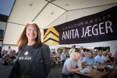 Anita Jæger har gennem den seneste tid uddelt badges til kunder og samarbejdspartnere, som så kan aflevere dem i det store telt på Torvet og få noget køligt til ganen.