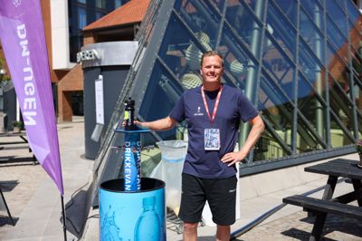 Der er kommet øget fokus på vand og hydrering på grund af varmen under DM-ugen. Her står projektleder Jakob Wärme Lykke fra DIF ved den vandpost, som er stillet op ved MCH Herning Kongrescenter.