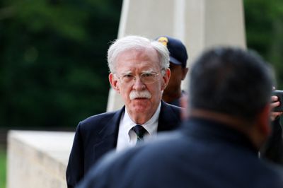John Bolton ankommer til domstol i Maryland, hvor han fredag ifølge Reuters har erklæret sig skyldig i sag om håndtering af dokumenter.