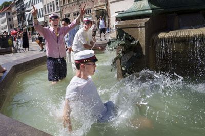 Studenter køler ned i Storkespringandet på Strøget i København. Flere af de studenter, som i weekenden skal på vogntur, får muligvis en ekstra påmindelse om at huske at drikke vand.