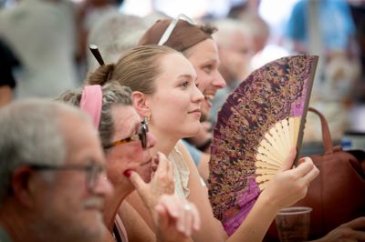 Varmen satte sit præg på Riverboat Jazz Festival 2026. Flere viftede sig med ting og sager. Nogen med decideret medbragte accessories, mens andre tyede til festivalprogrammet.