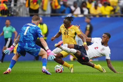 Ghanas Prince Kwabena Adu blev nedlagt af Englands Ezri Konsa, men fik ikke noget straffespark.