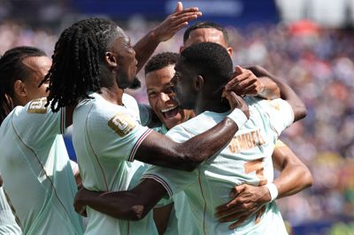 Ousmane Dembele og hans holdkammerater fejrer 3-1-scoringen mod Norge.