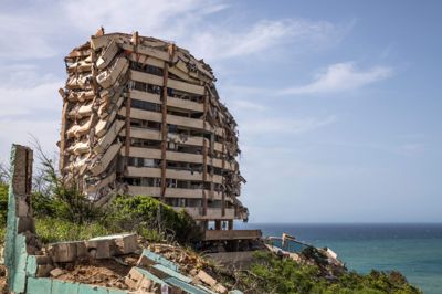 En bygning i La Guaira nordøst for hovedstaden Caracas er ødelagt efter jordskælv, der ramte natten til torsdag dansk tid.