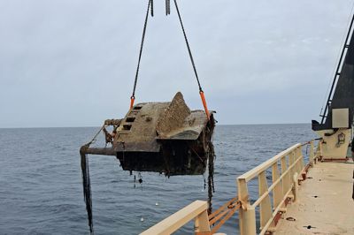 Bronzetårn fra britisk ubåd bliver her bjærget i internationalt farvand vest for Hanstholm.