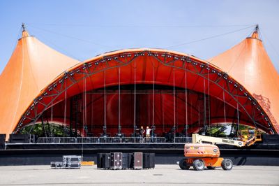 Den ikoniske Orange Scene er i år skiftet ud med en større version, når årets Roskilde Festival begynder lørdag. De første kunstnere optræder på scenen onsdag den 1. juli.