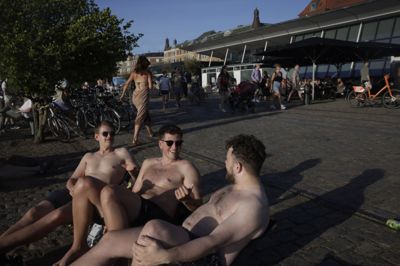 Billede fra fredag på Islands Brygge. DMI's varsel om hedebølge, der gjaldt fra fredag middag, udløber søndag aften, hvorefter man forventer en koldfront, der vil give lavere temperaturer. Lørdag kan temperaturerne dog nå at sætte rekord.
