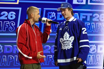 Det var Justin Bieber, der offentliggjorde, at Toronto Maple Leafs tog Gavin McKenna først i NHL-draften.
