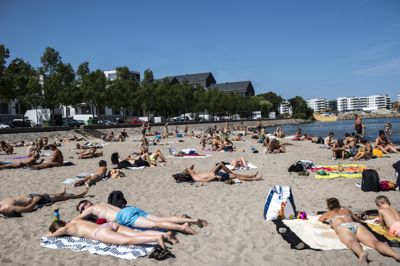 Vindstille og lange dage med høj sol er opskriften på varmere badevand, siger DMI’s oceanograf Jacob Woge Nielsen.