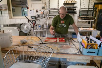Bagermester Peder Nielsen har det fint med varme. Kulde bryder han sig mindre om, men alle vinduer i bageriet står på vid gab, og ventilatorerne står også og kører for at give lidt luft.