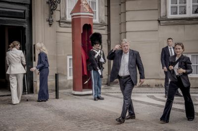 Udenrigsminister Lars Løkke Rasmussen (M) har igen fået Karen Clement som sin særlige rådgiver. Løkke kan som partiformand i regeringen have op til tre særlige rådgivere.