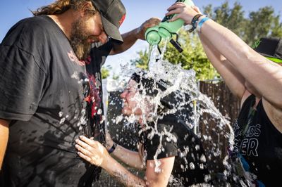 Hedebølgen har fået fat om Danmark. Her ses varmeramte festivalgæster på Copenhell i København fredag.