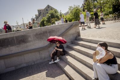 Også rekorden for den absolut højeste temperatur målt i Danmark kan stå for skud. Den blev målt i Holstebro den 10. august 1975, hvor man registrerede en temperatur på 36,4 grader.