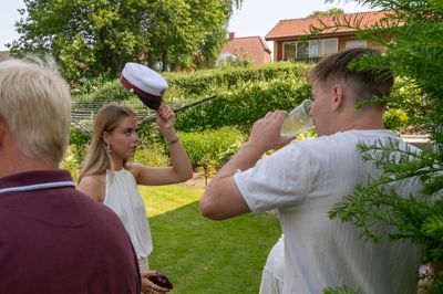 Iben Storgaard Gude var sammen med forældrene lørdag vært for to studentergilder, først om eftermiddagen åbent hus for familie, forældrenes venner og naboer. Aftenens gilde var for de unge.