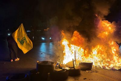 Tilhængere af Hizbollah har natten til lørdag blokeret veje i den sydlige del af landets hovedstad, Beirut, i protest mod den rammeaftale, der er indgået mellem USA, Israel og regeringen i Libanon.