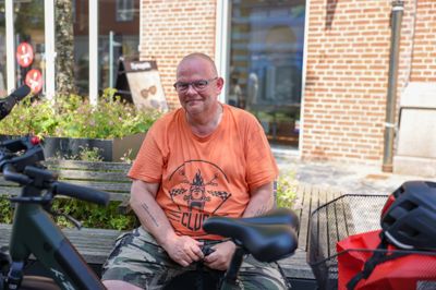 Frank Holgersen, Snejbjerg. - Jeg har været i Jem & Fix for at købe et myggenet, siger Frank Holgersen. Han er altså ikke taget til byen for at følge med i DM-ugen, men som han siger: - Jeg kunne jo have taget vejen udenom byen, men det er sjovt at se, hvor mange mennesker der er, og jeg er også god til at følge med i DM-ugen i tv. Det er kanon for Herning, at vi har fået DM-ugen, og vi er pisseheldige med vejret. Det er næsten for godt.