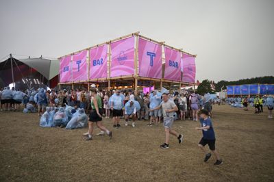 Festivalgængere kan ses søge ly mod det uvejr, der lørdag har ramt Tinderbox på festivalens sidste dag.