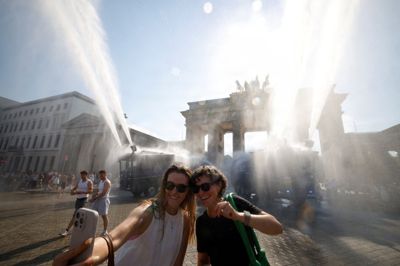 Ved det ikoniske Brandenburger Tor i den tyske hovedstad, Berlin, er politiets vandkanoner stillet frem for at sprøjte vand og lade folk køle ned i varmen lørdag. I det østlige Tyskland er der lørdag målt en rekordhøj temperatur på 41,5 grader.